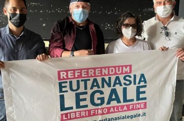 Eutanasia, Vasco Rossi firma per referendum fine vita