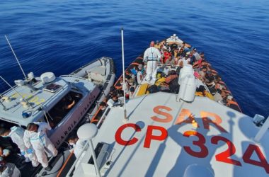 Tredici sbarchi di migranti a Lampedusa, al via trasferimenti