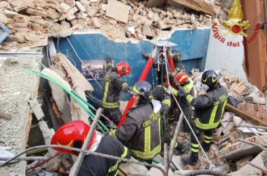 Crolla palazzina a due piani a Torino, morto un bambino