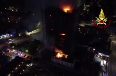 Incendio a Milano, pompieri impegnati a spegnere gli ultimi focolai