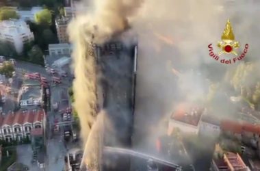 Incendio grattacielo a Milano, le immagini dall’elicottero dei vigili del fuoco