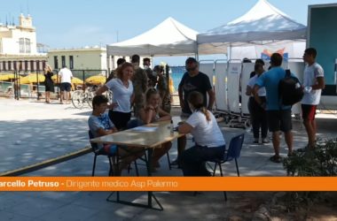 Vaccini in spiaggia a Mondello, alta adesione dei palermitani