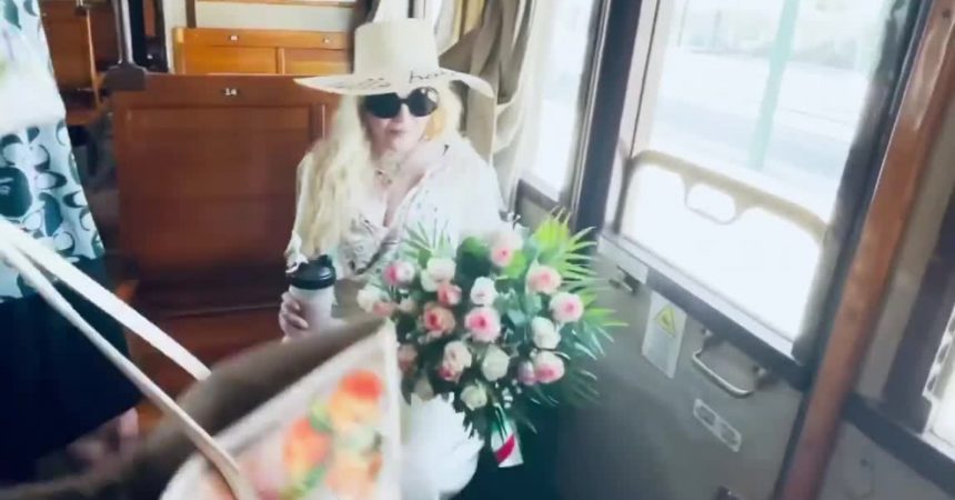 Madonna saluta la Puglia, video in treno storico