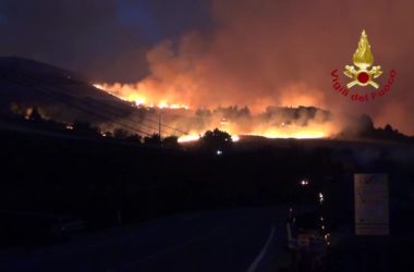 Notte di roghi in Sicilia e Calabria