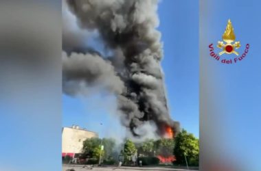 Milano, incendio devasta un palazzo