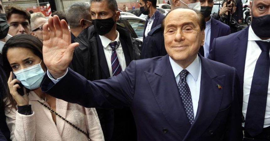 Governo, Berlusconi “Avanti con Draghi, ora non mi occupo di Quirinale”