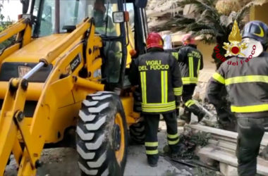 Crolla palazzina nel casertano, si scava tra le macerie