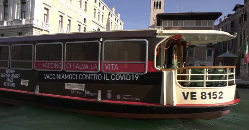 Un vaporetto a Venezia per promuovere la vaccinazione anti Covid