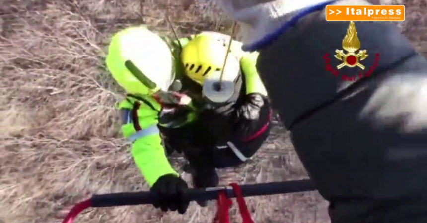 Vigili del fuoco soccorrono un uomo ferito nel varesotto