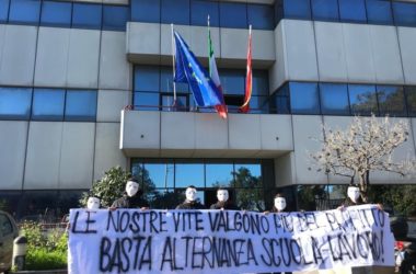 Studenti in piazza a Palermo, occupato Provveditorato