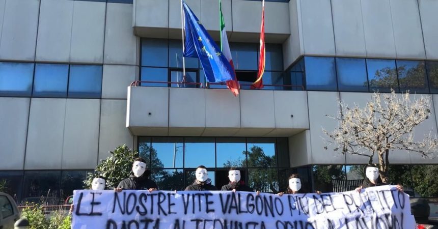 Studenti in piazza a Palermo, occupato Provveditorato