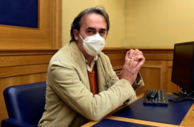 Energia, Bonelli “Governo tassa rinnovabili ma non tocca profitti gas”