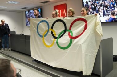 Arriva la bandiera olimpica, inizia la corsa verso Milano-Cortina 2026