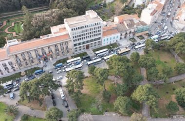 Cento bus turistici protestano a Palermo, bloccato il centro