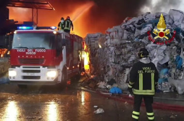 Terni, incendio in deposito stoccaggio rifiuti