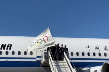 Milano-Cortina, da Pechino arriva la bandiera olimpica