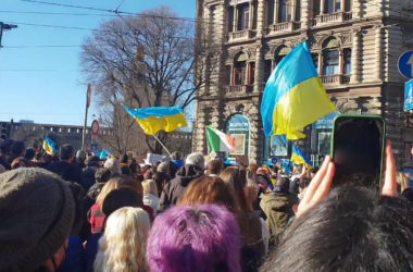 A Milano in migliaia manifestano per la pace in Ucraina