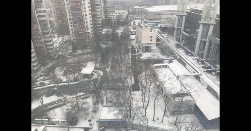 Olimpiadi invernali, Pechino si risveglia sotto la neve