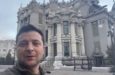 Ucraina, Zelensky “La lotta è qui, non deponete le armi”