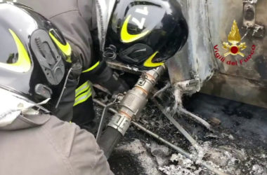 Incidente sulla A1, vigili del fuoco ancora al lavoro per la bonifica