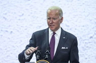 I paracadutisti arrivano a Kharkiv. Biden “Putin pagherà un prezzo alto”