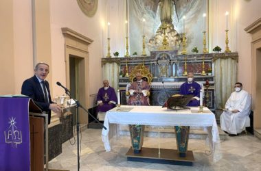 Vescovo di Catania in visita all’ospedale Garibaldi-centro, celebra messa