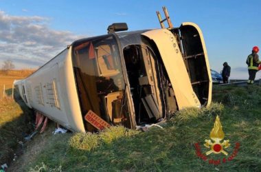 Incidenti stradali, su A1 si ribalta bus rifugiati ucraini: una vittima