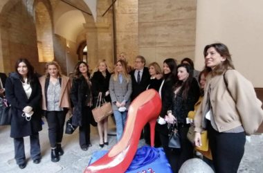 Scarpa rossa contro la violenza sulle donne al Palazzo dei Normanni a Palermo