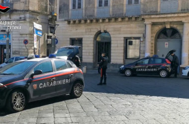 Chiede denaro per comprare la droga, arrestato nel catanese