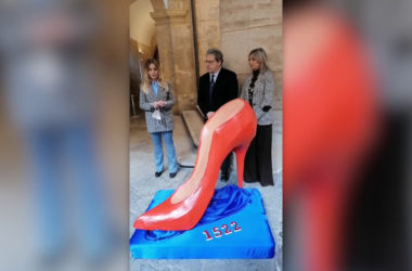 Violenza sulle donne, scarpa rossa al Palazzo dei Normanni di Palermo