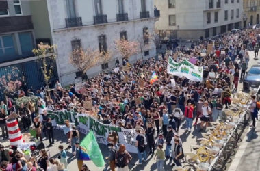 Studenti in piazza a Milano contro la guerra