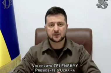 Zelensky al Parlamento italiano: “Immaginate Genova come Mariupol”