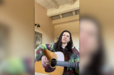 Elisa canta “Zombie” per i ragazzi russi arrestati perché protestavano