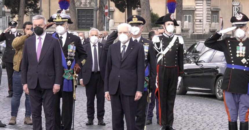 Mattarella depone una corona d’alloro sulla Tomba del Milite Ignoto