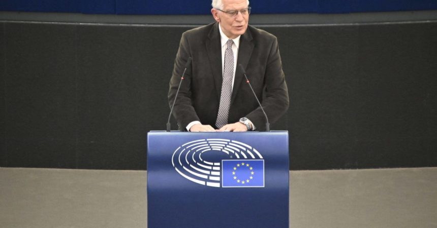 Ue, Borrell “Lavoriamo per lo stop alle importazioni di petrolio russo”