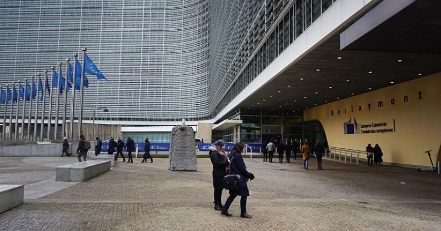 Commissione Ue taglia stime di crescita, Pil 2022 al 2,7%