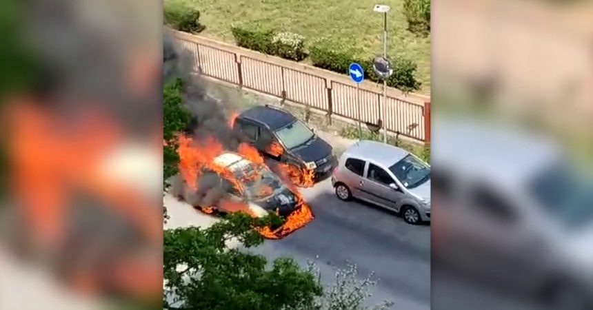 Palermo, auto si incendia in strada. Tragedia sfiorata