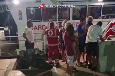 Incendio a Pantelleria, turisti evacuati dalla Guardia Costiera