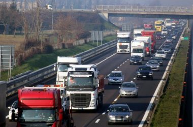 A luglio immatricolazioni auto in lieve calo