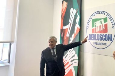 Elezioni, nel simbolo Forza Italia riferimento a Ppe e nome Berlusconi