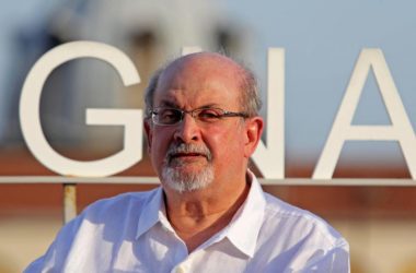 Salman Rushdie operato è attaccato a un respiratore