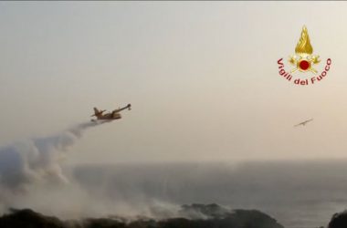 Incendio a Pantelleria, Canadair in azione per contenere roghi attivi