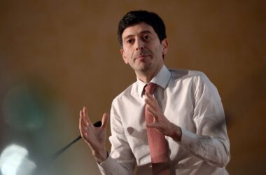 Speranza “Positivi devono stare a casa, per elezioni voto domiciliare”