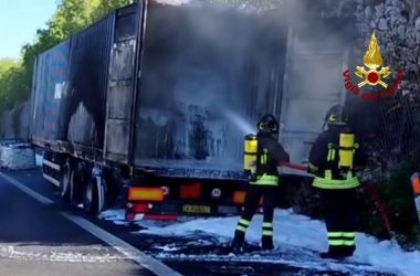 Incendio mezzo pesante che trasportava plastica nel triestino