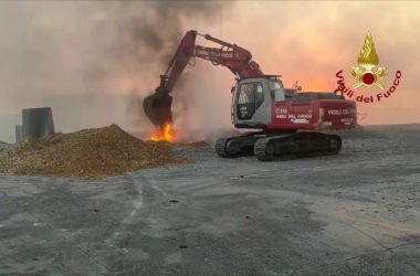 Vigili del fuoco al lavoro per incendio azienda rifiuti nel sassarese