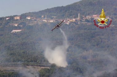 In fiamme bosco vicino Trieste, droni in volo per mappare le aree