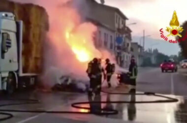 In fiamme un autotreno carico di balle di fieno in Campania