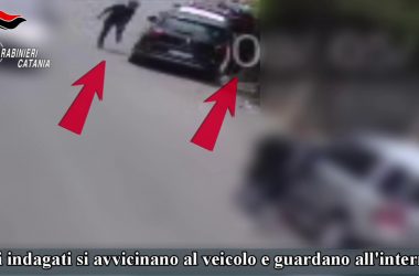 Rubano un’auto in meno di 20 secondi, presi padre e figlio a Catania