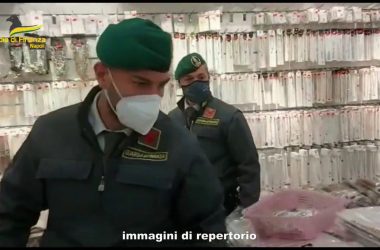 Sequestrati a Napoli 250 mila articoli pericolosi, 23 denunciati