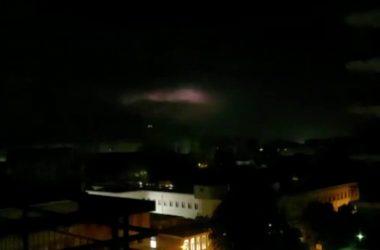 Una tempesta di fulmini illumina la notte di Palermo